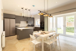 Huge 5 Bedroom Home, Sleeps 6